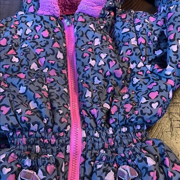 Good🎉condition:  Pink and Black Heart Patterned Winter Jacket. size 5T - Picture 7 of 7
